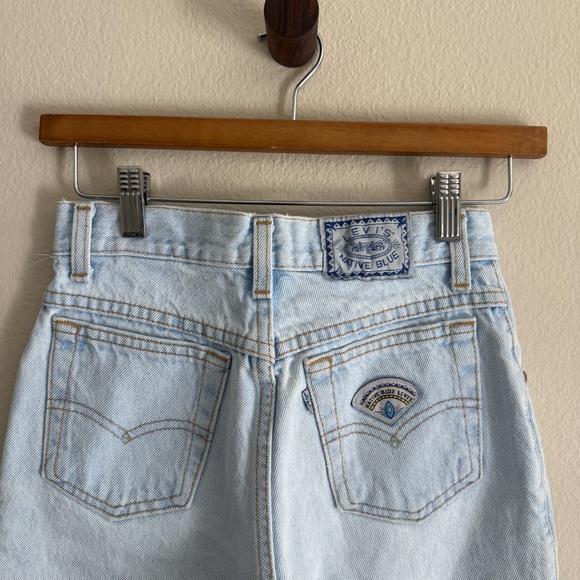 Vintage Native Blue Levi’s light wash Jean shorts - Picture 4 of 7